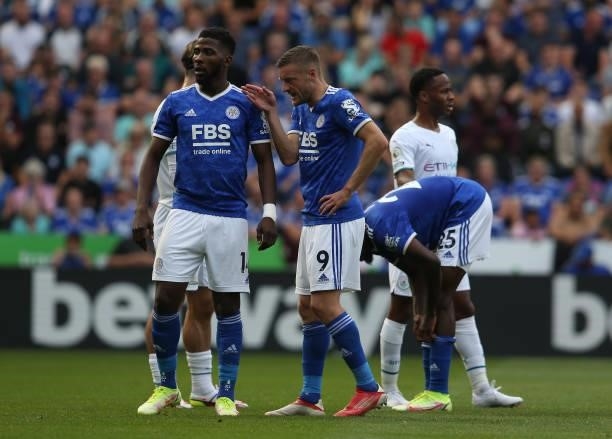 Leicester City's Jamie Vardy gives instructions to team-mate Kelechi Iheanacho as they wait for a corner during the Premier League match between...