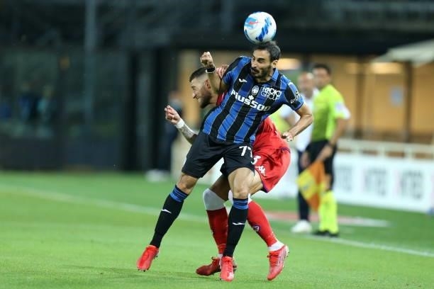 Cristiano Biraghi of Afc Fiorentina and Davide Zappacosta of Atalanta BC battle for the ball during the Serie A match between Atalanta BC and ACF...
