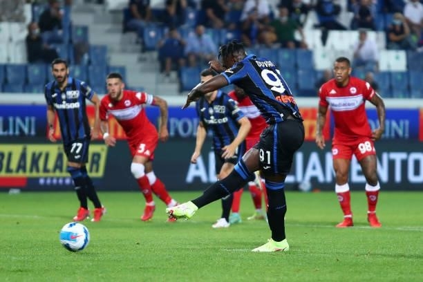 Duvan Zapata of Atalanta BC scores his team's first goal during the Serie A match between Atalanta BC and ACF Fiorentina at Gewiss Stadium on...