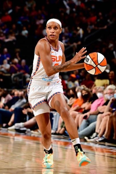 Jasmine Thomas of the Connecticut Sun drives to the basket during the game against the Phoenix Mercury on September 11, 2021 at Footprint Center in...