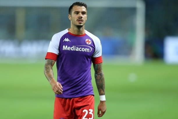 Lorenzo Venuti of ACF Fiorentina warm up prior to the Serie A match between Atalanta BC and ACF Fiorentina at Gewiss Stadium on September 11, 2021 in...
