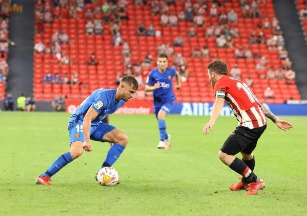 Pablo Maffeo of RCD Mallorca and Muniain of Athletic Bilbao controls the ball during the LaLiga Santander match between Athletic Club and RCD...