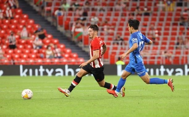 Vencedor of Athletic Bilbao and Take Kubo of RCD Mallorca battle for the ball during the LaLiga Santander match between Athletic Club and RCD...