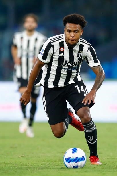 Weston McKennie of Juventus controls the ball during the Serie A match between SSC Napoli and Juventus FC at Stadio Diego Armando Maradona on...