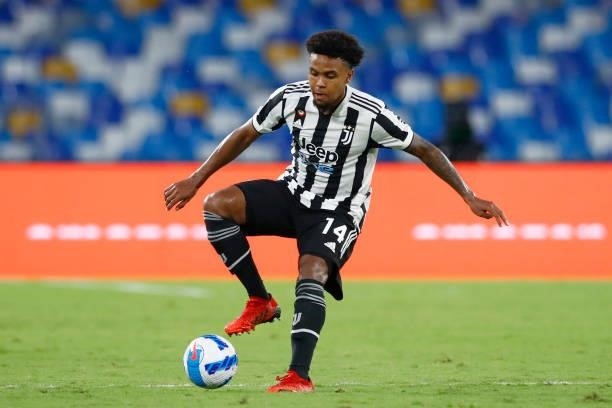 Weston McKennie of Juventus controls the ball during the Serie A match between SSC Napoli and Juventus FC at Stadio Diego Armando Maradona on...
