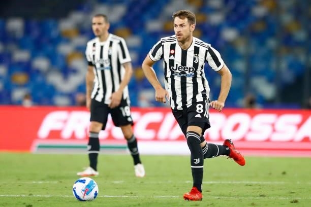 Aaron Ramsey of Juventus controls the ball during the Serie A match between SSC Napoli and Juventus FC at Stadio Diego Armando Maradona on September...