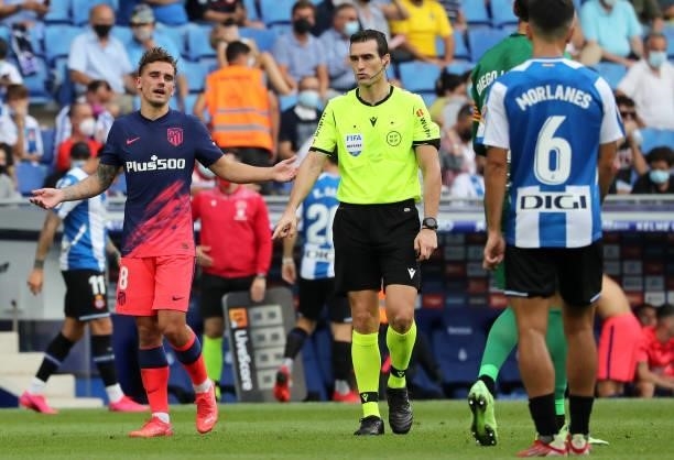 Antoine Griezmann and the referee Juan Martínez Munuera during the match between FC RCD Espanyol and Atletico de Madrid, corresponding to the week 4...