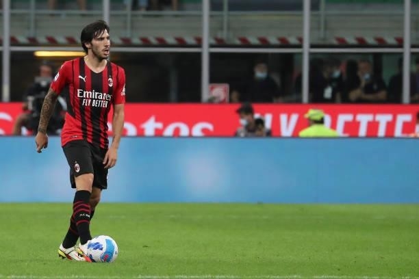 Sandro Tonali of AC Milan in action during the Serie A match between AC Milan and SS Lazio at Stadio Giuseppe Meazza on September 12, 2021 in Milan,...