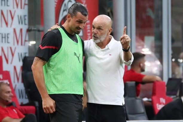 Stefano Pioli head coach of AC Milan and Zlatan Ibrahimovic talk during the Serie A match between AC Milan and SS Lazio at Stadio Giuseppe Meazza on...