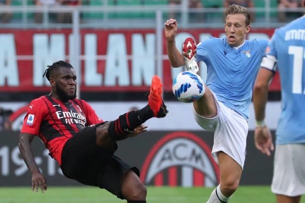 Franck Kessie' of AC Milan competes for the ball with Lucas Leiva of SS Lazio during the Serie A match between AC Milan and SS Lazio at Stadio...