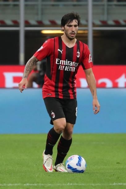Sandro Tonali of AC Milan in action during the Serie A match between AC Milan and SS Lazio at Stadio Giuseppe Meazza on September 12, 2021 in Milan,...