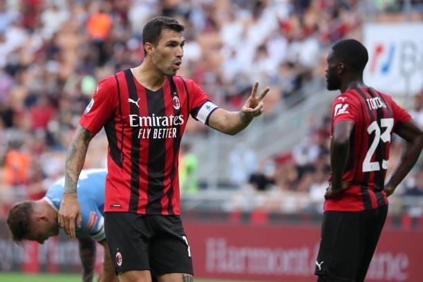 Alessio Romagnoli of AC Milan andn Fikayo Tomori talk during the Serie A match between AC Milan and SS Lazio at Stadio Giuseppe Meazza on September...