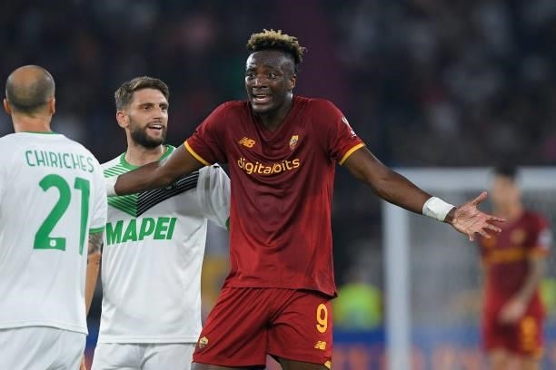 Tammy Abraham of AS Roma argues with Vlad Chiriches of Sassuolo Calcio during the Serie A match between AS Roma and Sassuolo Calcio at Stadio...