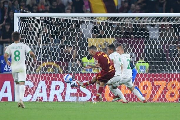 Lorenzo Pellegrini of AS Roma hits the crossbar during the Serie A match between AS Roma and Sassuolo Calcio at Stadio Olimpico, Rome, Italy on 12...