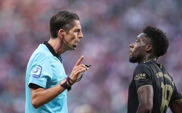 Referee Deniz Aytekin argues with Bayern Munich's Canadian midfielder Alphonso Davies during the German first division Bundesliga football match RB...