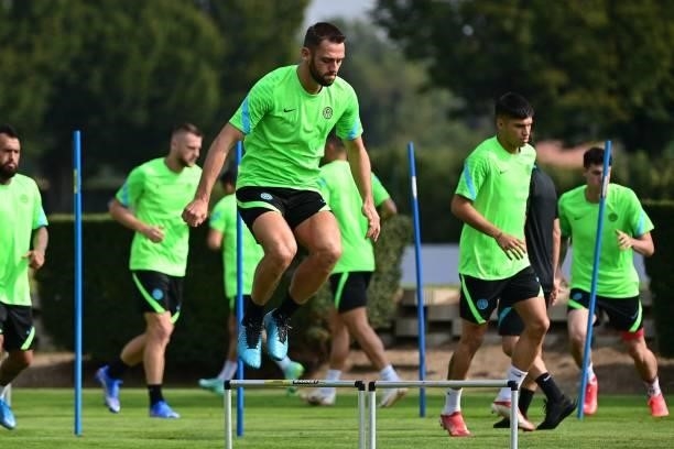 Inter Milan's Dutch defender Stefan de Vrij is pictured during a training session in Appiano Gentile, on the eve of the UEFA Champions League Group D...