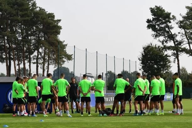 Inter Milan's Italian coach Simone Inzaghi speaks with his players during a training session in Appiano Gentile, on the eve of the UEFA Champions...