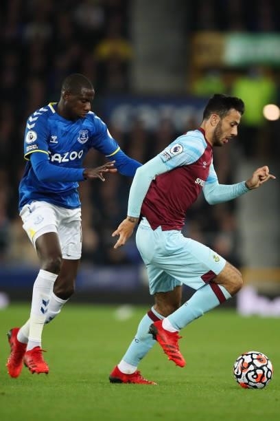 Abdoulaye Doucoure of Everton and Dwight McNeil of Burnley during the Premier League match between Everton and Burnley at Goodison Park on September...