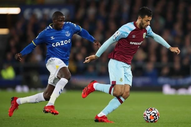 Abdoulaye Doucoure of Everton and Dwight McNeil of Burnley during the Premier League match between Everton and Burnley at Goodison Park on September...
