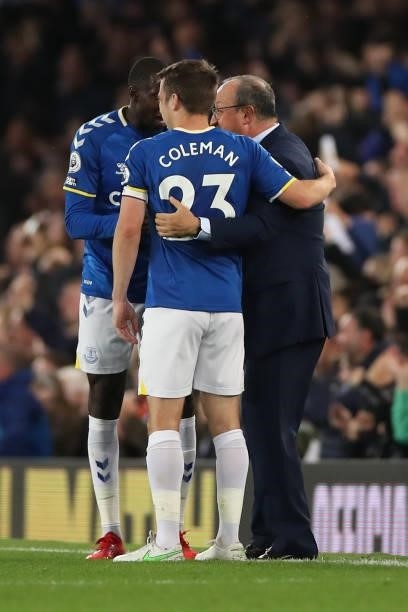 Rafa Benitez the head coach / manager of Everton talks to Seamus Coleman and Abdoulaye Doucoure of Everton during the Premier League match between...