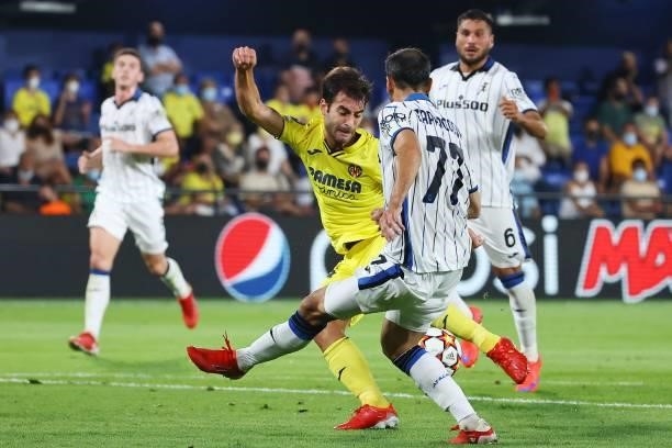 Villarreal's Spanish midfielder Manuel Trigueros vies with Atalanta's Italian defender Davide Zappacosta during the UEFA Champions League first round...