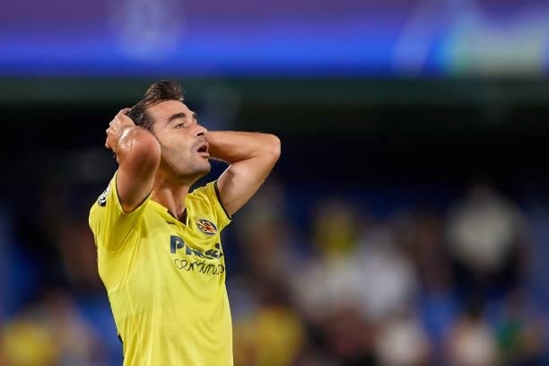 Manu Trigueros of Villarreal lament a failed occasion during the UEFA Champions League group F match between Villarreal CF and Atalanta at Estadio de...