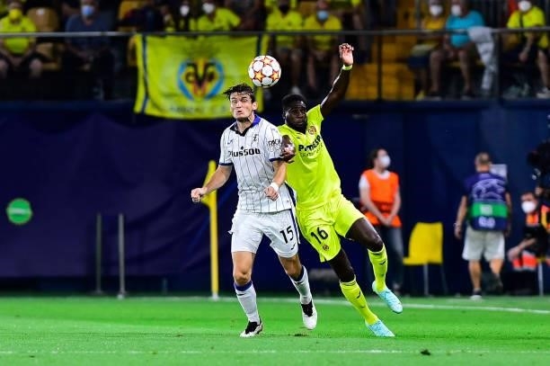 Marten de Roon of Atalanta BC and Boulaye Dia of Villarreal FC battle for the ball during the UEFA Champions League group F match between Villarreal...
