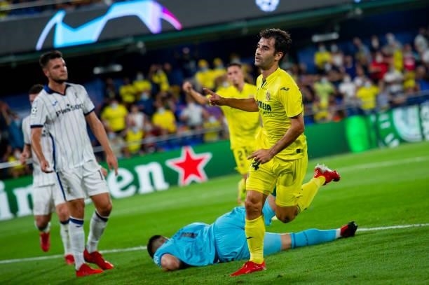 Manu Trigueros of Villarreal FC celebrates after scoring his team's first goal during the UEFA Champions League group F match between Villarreal CF...