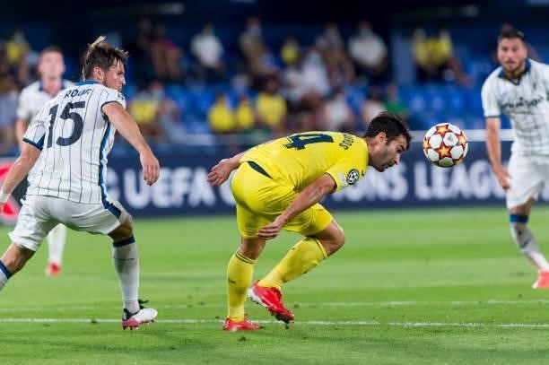 Marten de Roon of Atalanta BC and Manu Trigueros of Villarreal FC battle for the ball during the UEFA Champions League group F match between...