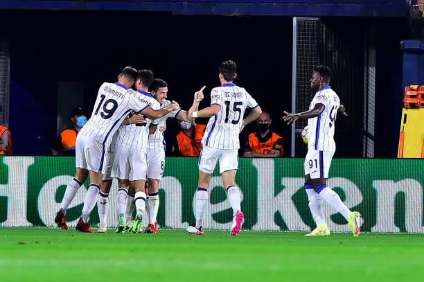 Remo Freuler of Atalanta BC celebrates after scoring his team's first goal with teammates during the UEFA Champions League group F match between...