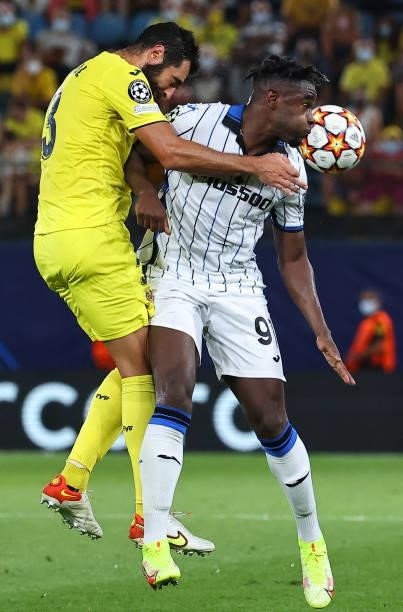 Villarreal's Spanish defender Raul Albiol vies with Atalanta's Colombian forward Duvan Zapata during the UEFA Champions League first round group F...