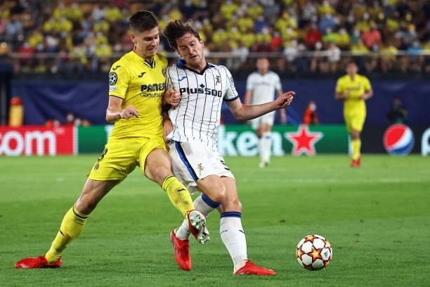 Villarreal's Argentinian defender Juan Foyth vies with Atalanta's Russian midfielder Aleksey Miranchuk during the UEFA Champions League first round...