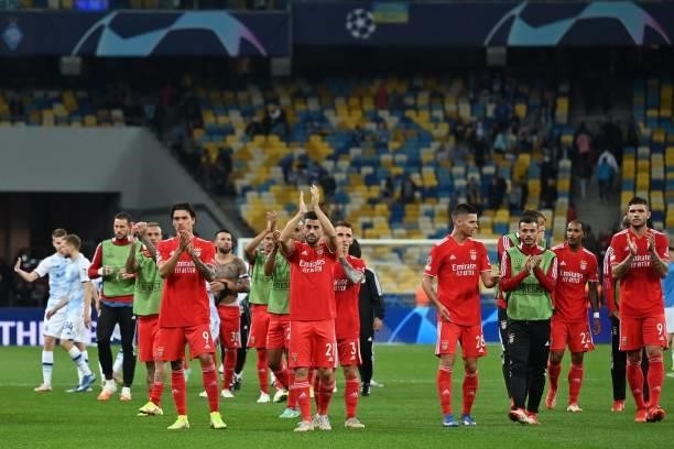 Benfica's players clap to supporters after the UEFA Champions League football match between FC Dynamo Kiev and SL Benfica at the Olympic Stadium in...