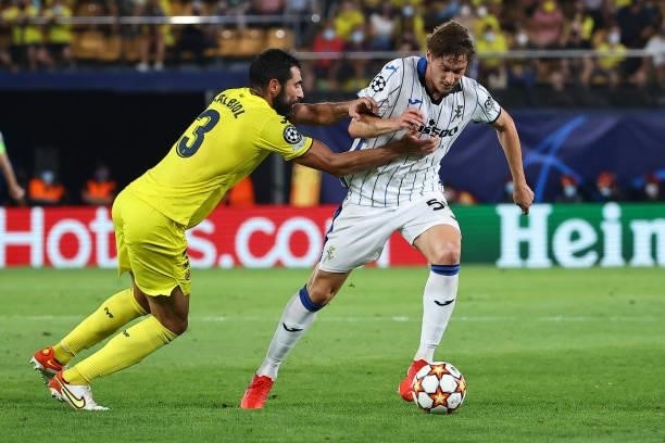 Villarreal's Spanish defender Raul Albiol challenges Atalanta's Russian midfielder Aleksey Miranchuk during the UEFA Champions League first round...