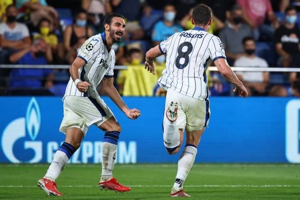 Atalanta's German defender Robin Gosens celebrates scoring his team's second goal during the UEFA Champions League first round group F football match...