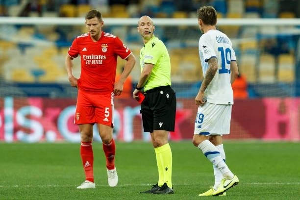 Referee Anthony Taylor cancels the yellow-red card for Denys Garmash of Dinamo Kiev during the UEFA Champions League Group E match between Dinamo...