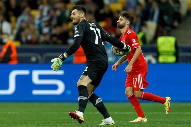 Goalkeeper Denys Boyko of Dinamo Kiev in action during the UEFA Champions League Group E match between Dinamo Kiev and SL Benfica at NSC Olimpiyskiy...