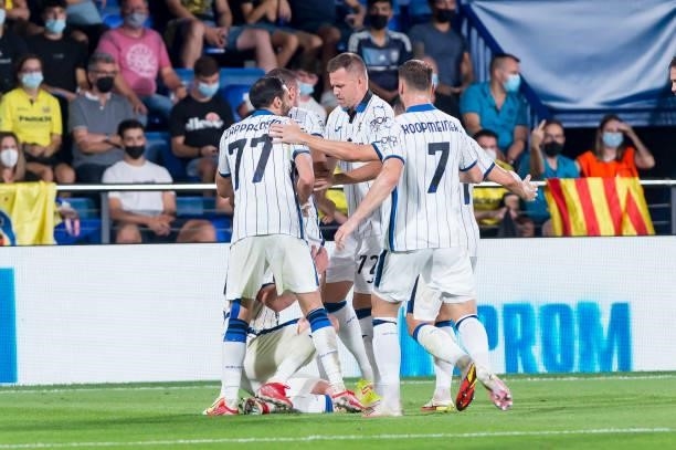 Robin Gosens of Atalanta BC celebrates after scoring his team's second goal with teammates during the UEFA Champions League group F match between...