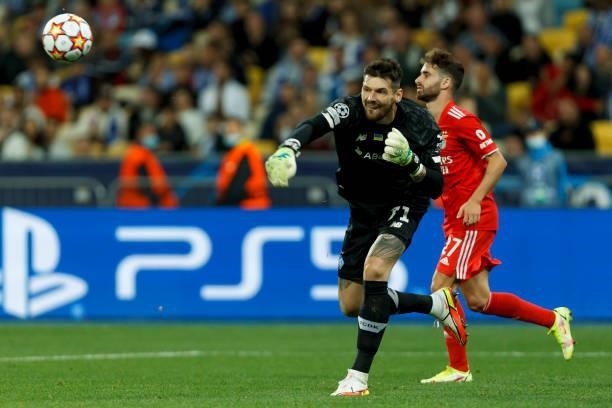 Goalkeeper Denys Boyko of Dinamo Kiev in action during the UEFA Champions League Group E match between Dinamo Kiev and SL Benfica at NSC Olimpiyskiy...