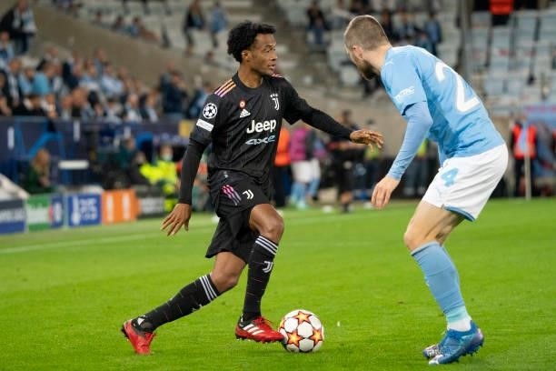 Juan Cuadrado of Juventus FC and Lasse Nielsen of Malmo FF battle for the ball during the UEFA Champions League group H match between Malmo FF and...