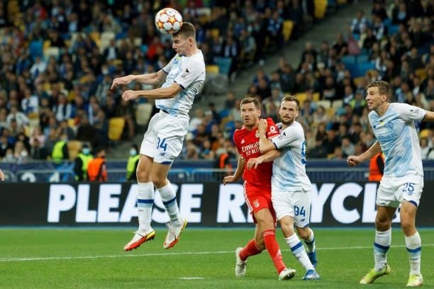 Oleksandr Syrota of Dinamo Kiev controls the ball during the UEFA Champions League Group E match between Dinamo Kiev and SL Benfica at NSC...
