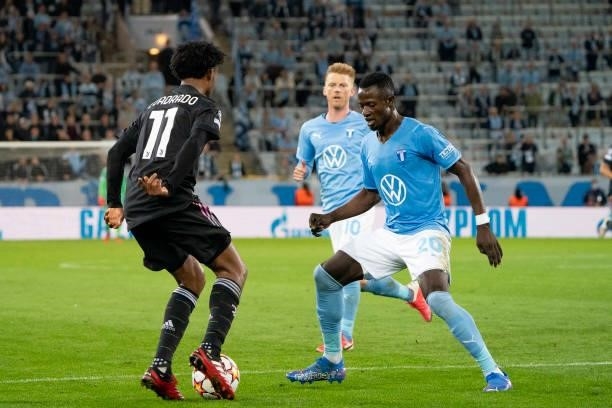 Juan Cuadrado of Juventus FC and Bonke Innocent of Malmo FF battle for the ball during the UEFA Champions League group H match between Malmo FF and...