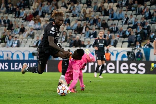 Moise Kean of Juventus FC and goalkeeper Ismael Diawara of Malmo FF battle for the ball during the UEFA Champions League group H match between Malmo...