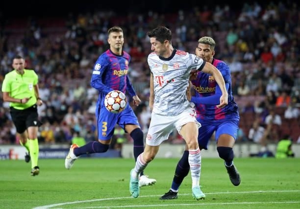 Robert Lewandowski and Ronald Araujo during the match between FC Barcelona and FC Bayern Munich, corresponding to the week 1 of the group A of the...