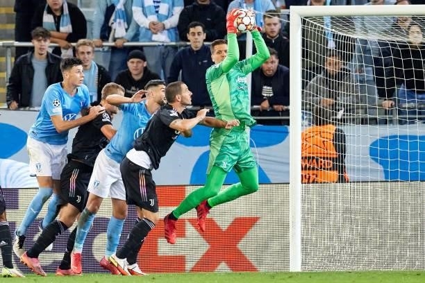 Juventus' Polish goalkeeper Wojciech Szczesny stops the ball during the UEFA Champions League group H football match between Malmo FF and Juventus FC...