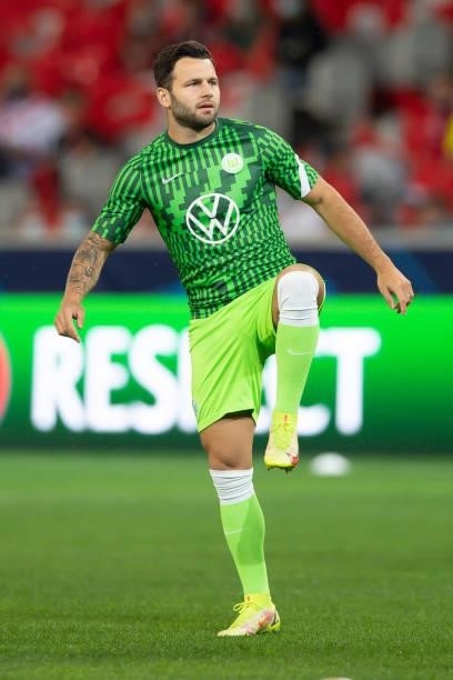 Renato Steffen of VfL Wolfsburg warm up during the UEFA Champions League group G match between Lille OSC and VfL Wolfsburg at Stade Pierre-Mauroy on...