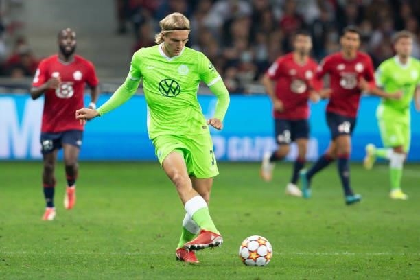 Sebastiaan Bornauw of VfL Wolfsburg controls the ball during the UEFA Champions League group G match between Lille OSC and VfL Wolfsburg at Stade...