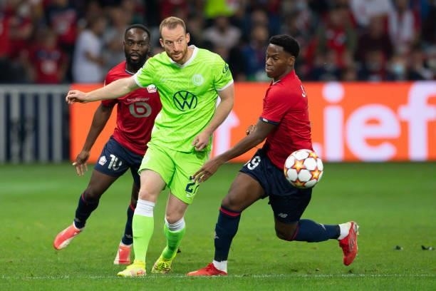 Maximilian Arnold of VfL Wolfsburg udn Jonathan David of Lille OSC battle for the ball during the UEFA Champions League group G match between Lille...