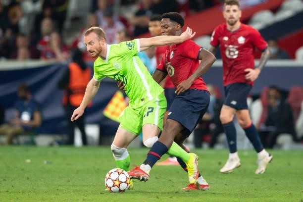 Maximilian Arnold of VfL Wolfsburg and Jonathan David of Lille OSC battle for the ball during the UEFA Champions League group G match between Lille...