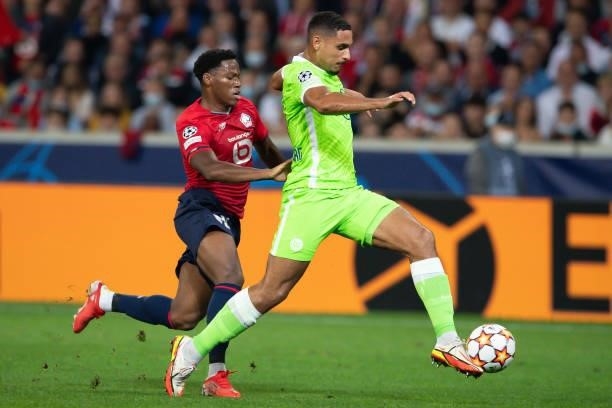 Jonathan David of Lille OSC and Maxence Lacroix of VfL Wolfsburg battle for the ball during the UEFA Champions League group G match between Lille OSC...